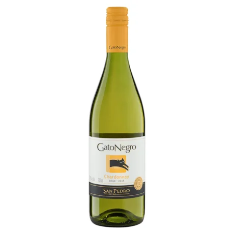 Gato Negro Chardonnay, featuring its pale yellow liquid and iconic black cat label, available for delivery in Amman.